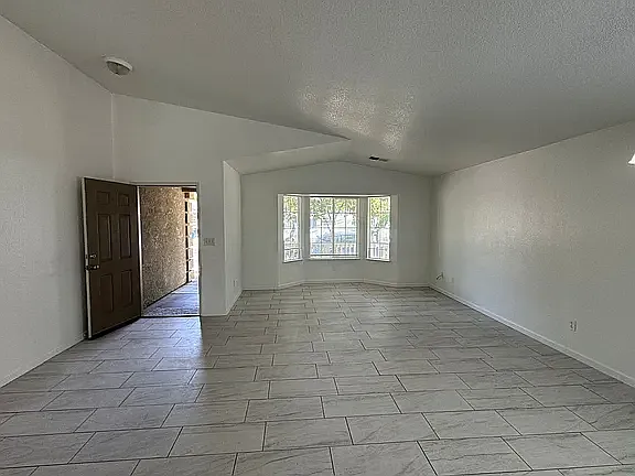 430 Vargus Ct — Photo 2