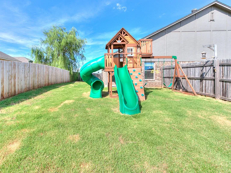 2716 NW 189th St — Photo 11