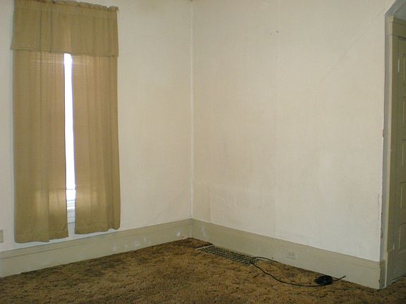 4th image of 15 S Walnut St APT 1