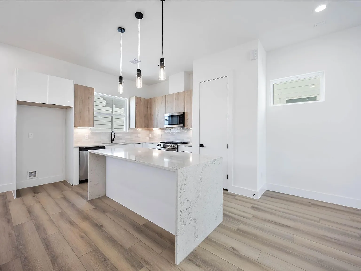 3 bed, 3.5 bath, 1732 sqft, $2,295 — Photo 3