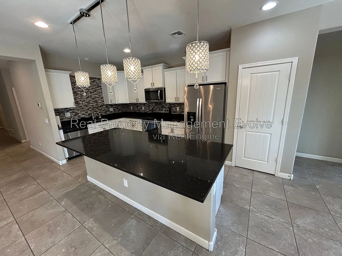 4 bed, 3.0 bath, 2238 sqft, $2,600 — Photo 4