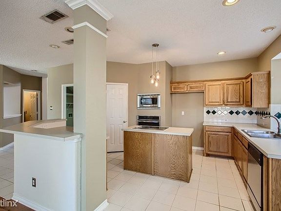3rd image of 2202 Knob Hill Dr