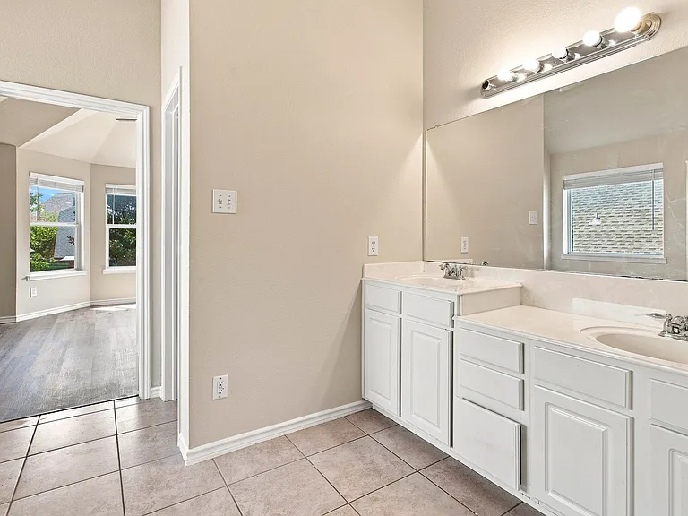8009 Riverwalk Trl — Photo 32
