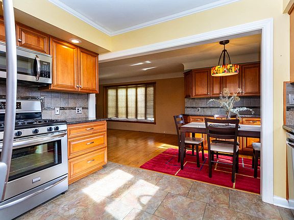 5th image of 1005 Moran Ave