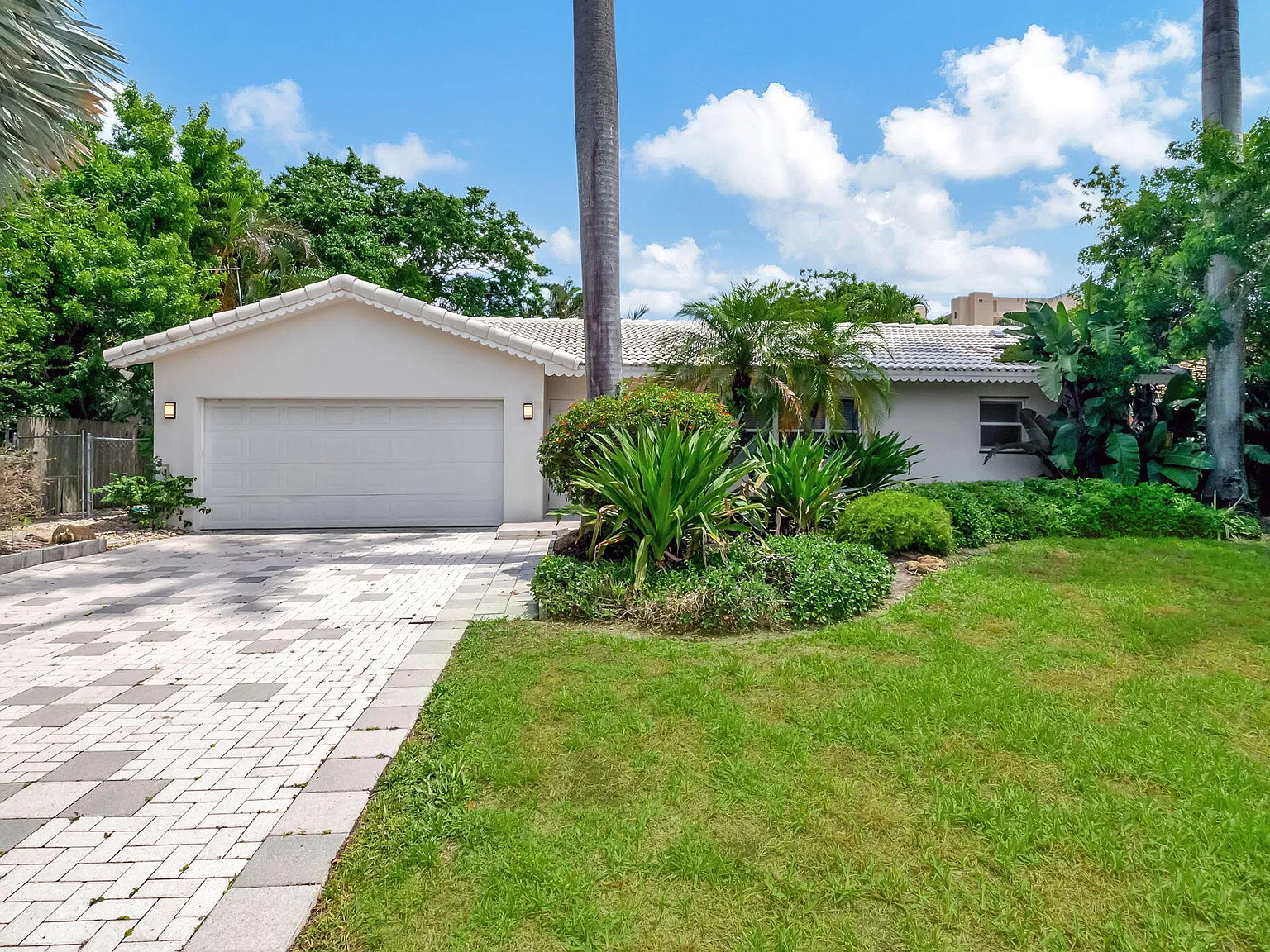 4 bed, 2.0 bath, 1618 sqft, $4,800 — Photo 2
