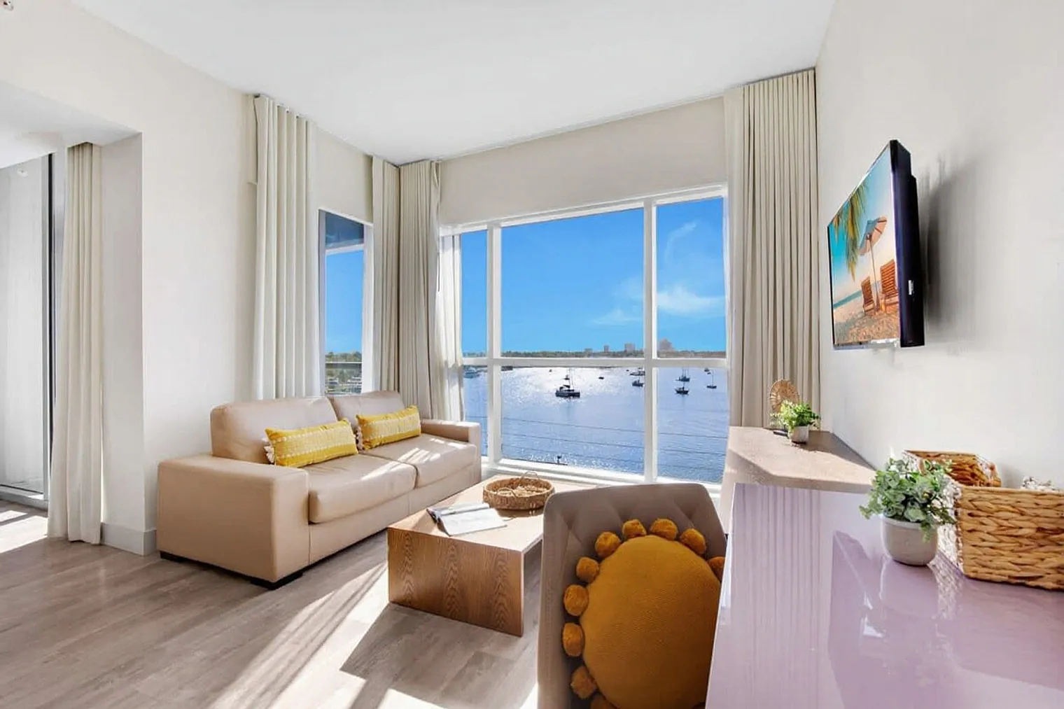 1 bed, 1.0 bath, 699 sqft, $2,967 — Photo 2