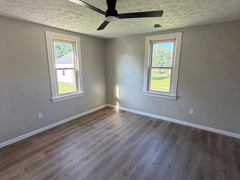 215 Latimer Ave — Photo 5