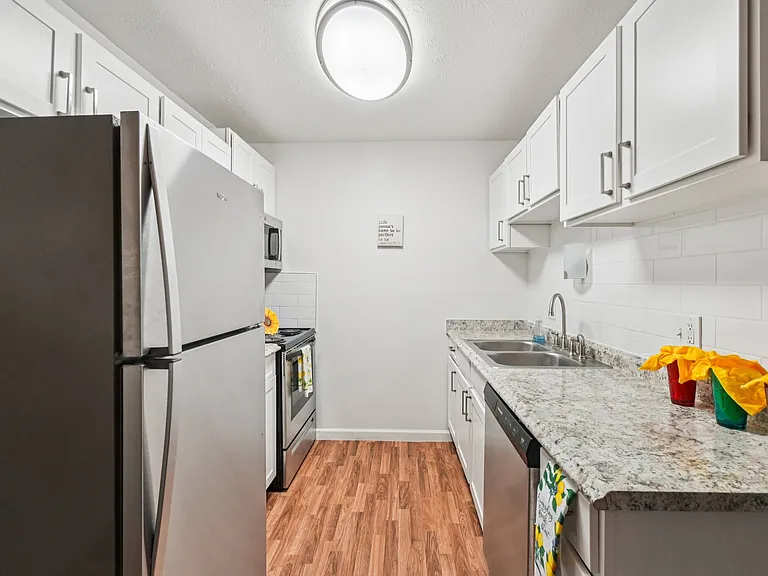 The Wind Song Apartments — Photo 6