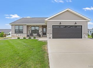7108 Savannah Dr, Glen Carbon, IL 62034