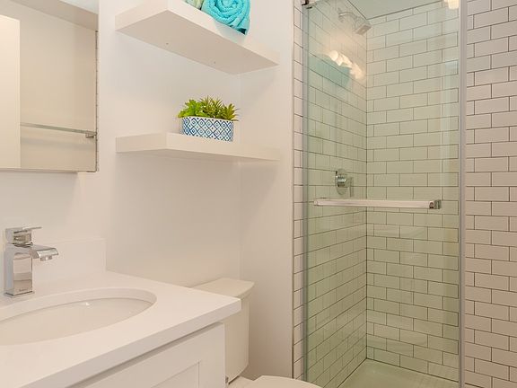 3rd image of 851 W Montrose Ave #312