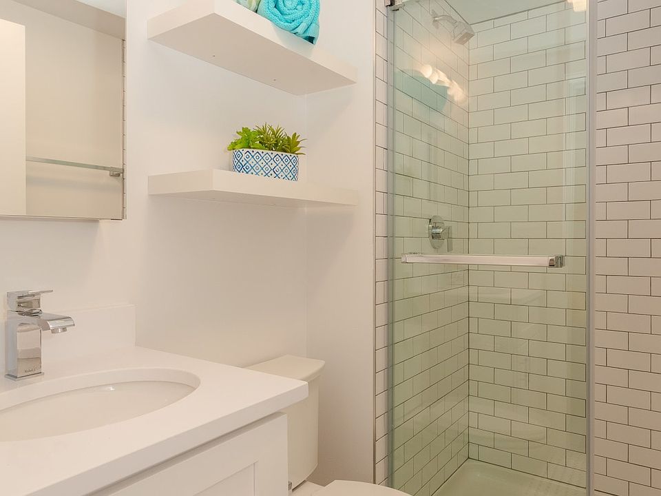 2nd image of 851 W Montrose Ave #210