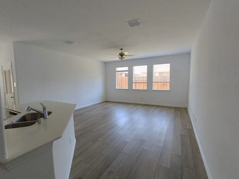 1103 Mahogany Ln — Photo 9