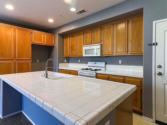 4th image of 3626 W Devonshire Ave #907