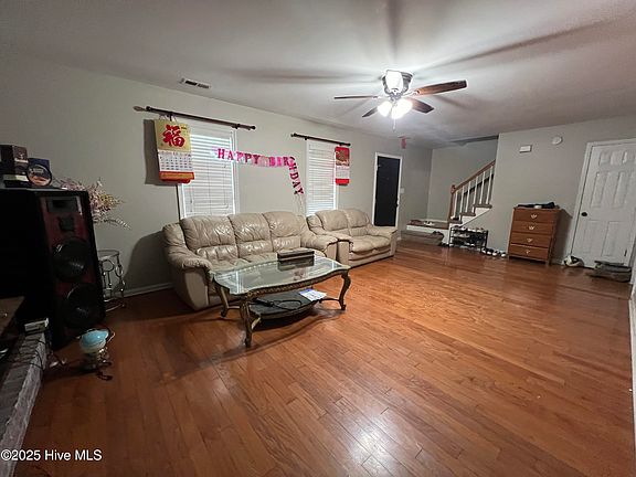 5th image of 820 Welton Cir