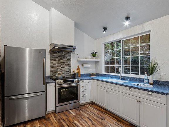 4th image of 200 Oak St