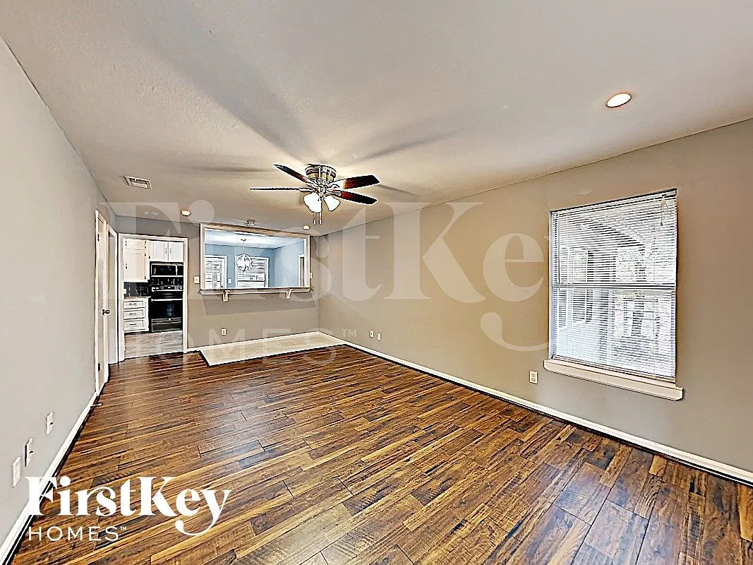 4 bed, 2.0 bath, 1495 sqft, $2,300 — Photo 2