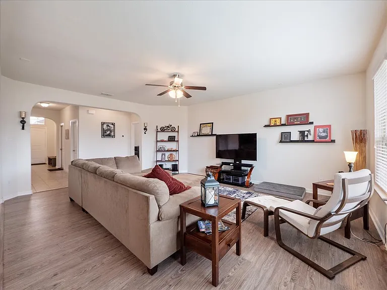 1104 Genola Dr — Photo 9