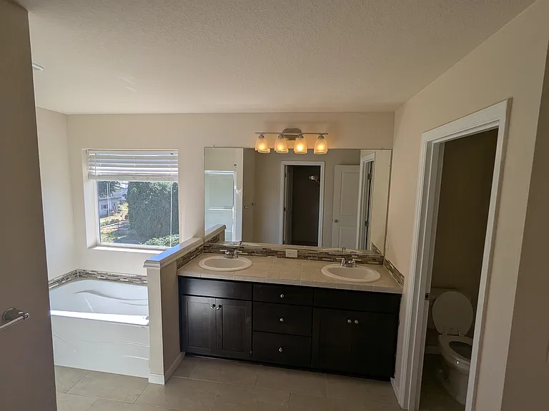 11810 NE 128th Pl — Photo 14