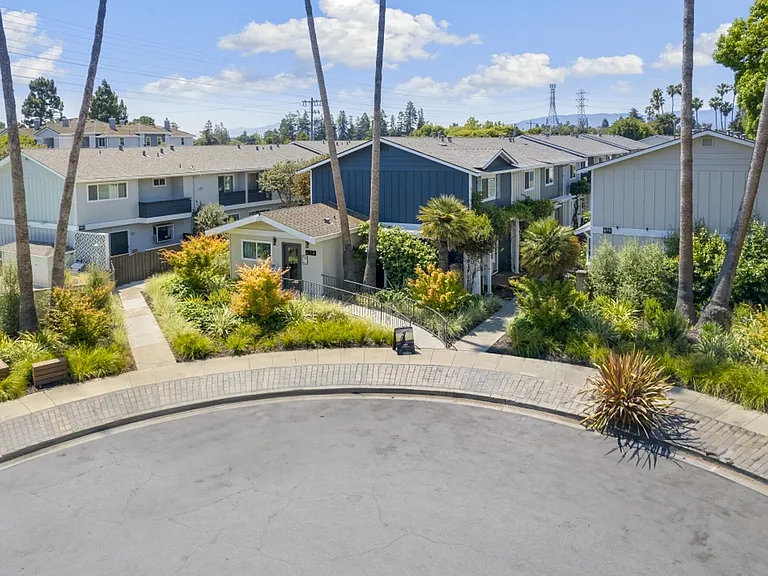 678 Bellflower — Photo 15