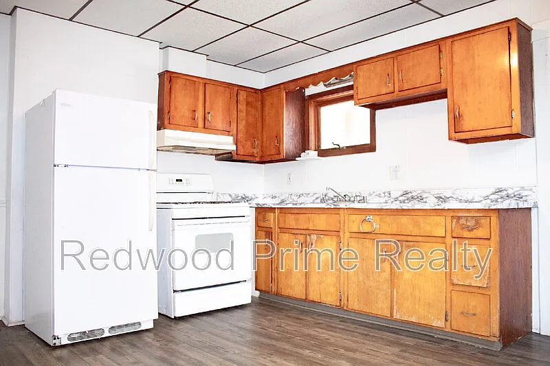 3 bed, 1.0 bath, $800 — Photo 2