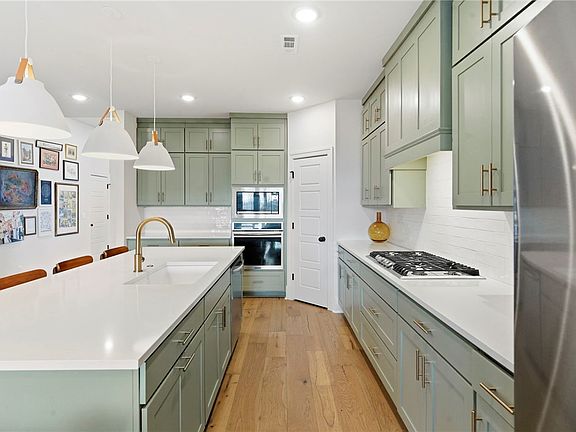 4th image of 3851 Dahlia Way