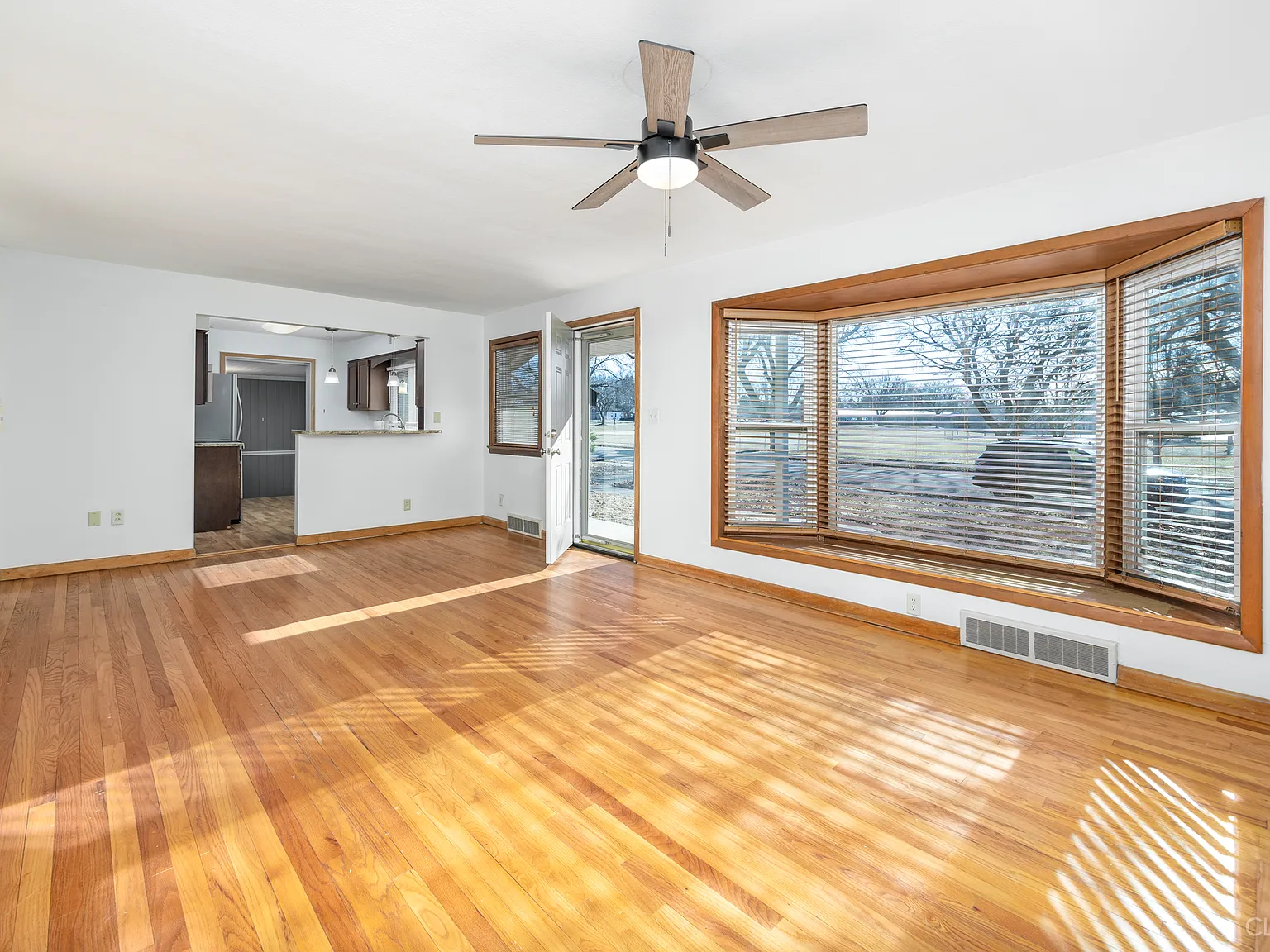 4 bed, 2200 sqft, $2,100 — Photo 3