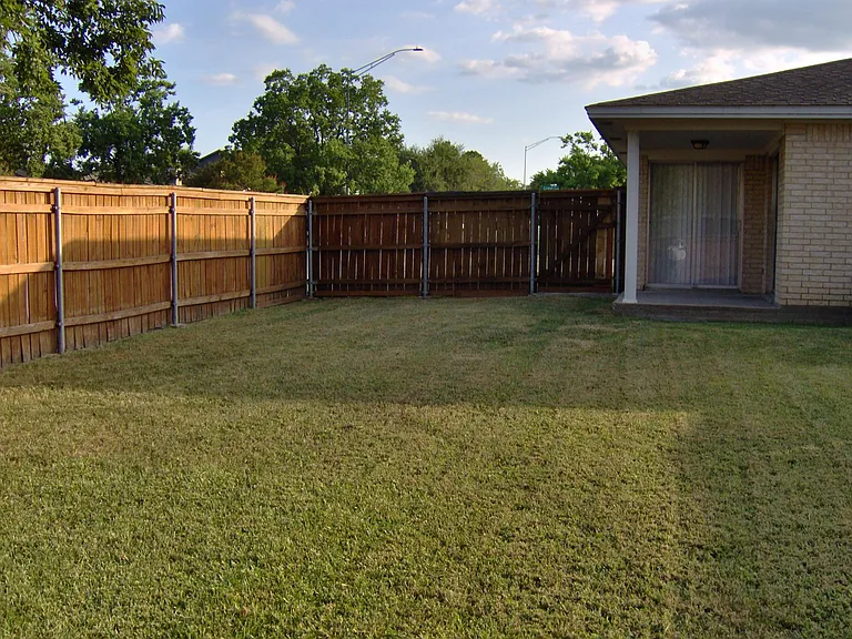 Crest St — Photo 16