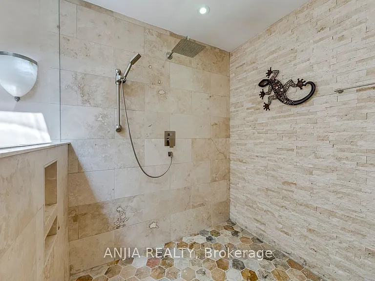 2419 Lionheart Cres — Photo 18