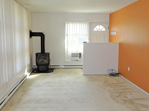 Foyer & Living Area