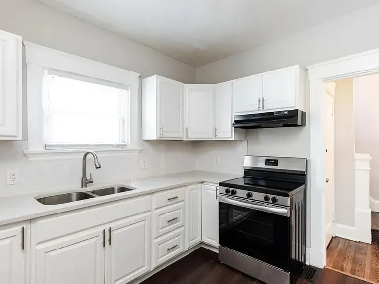 2556 Williams Ave — Photo 10