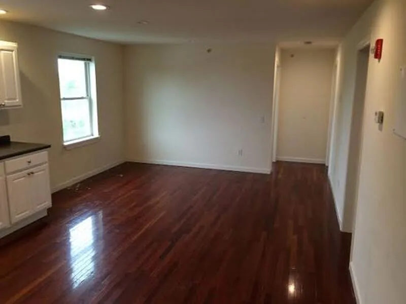 4 bed, 1.0 bath, $4,480 — Photo 3