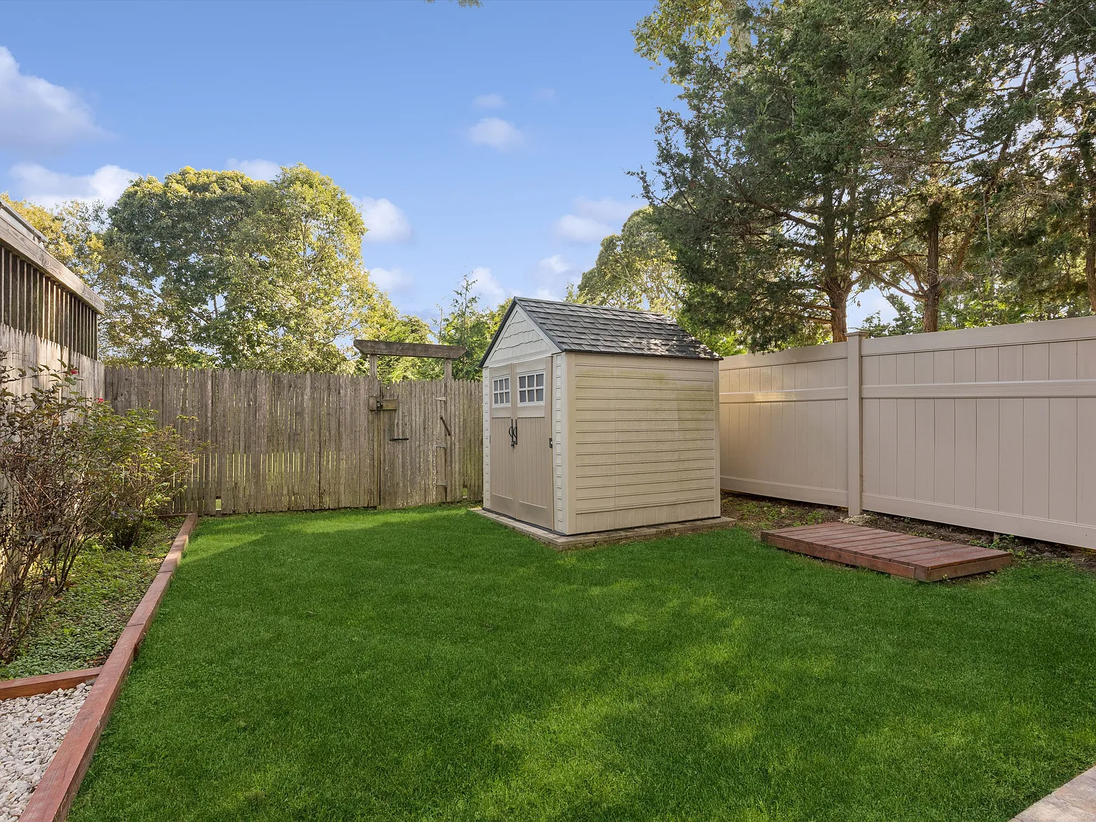 Garden Apartment Available for Rent - 2 Bedrooms and 1 Bath — Photo 2