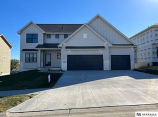 5411 Arrowhead Ln, Papillion, NE 68133