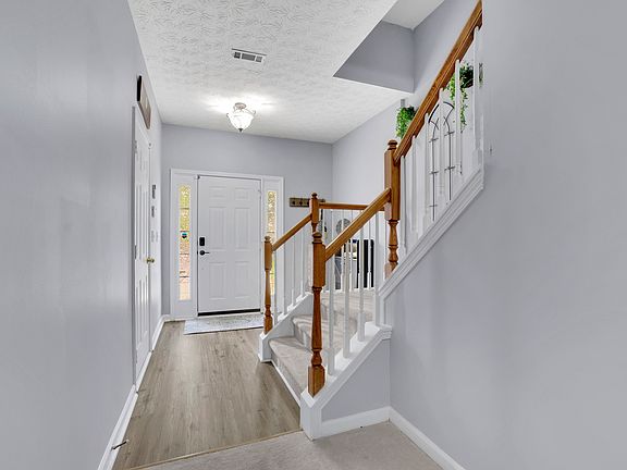 4th image of 541 Lantern Wood Dr