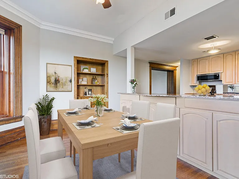 559 W Surf St #800 — Photo 7