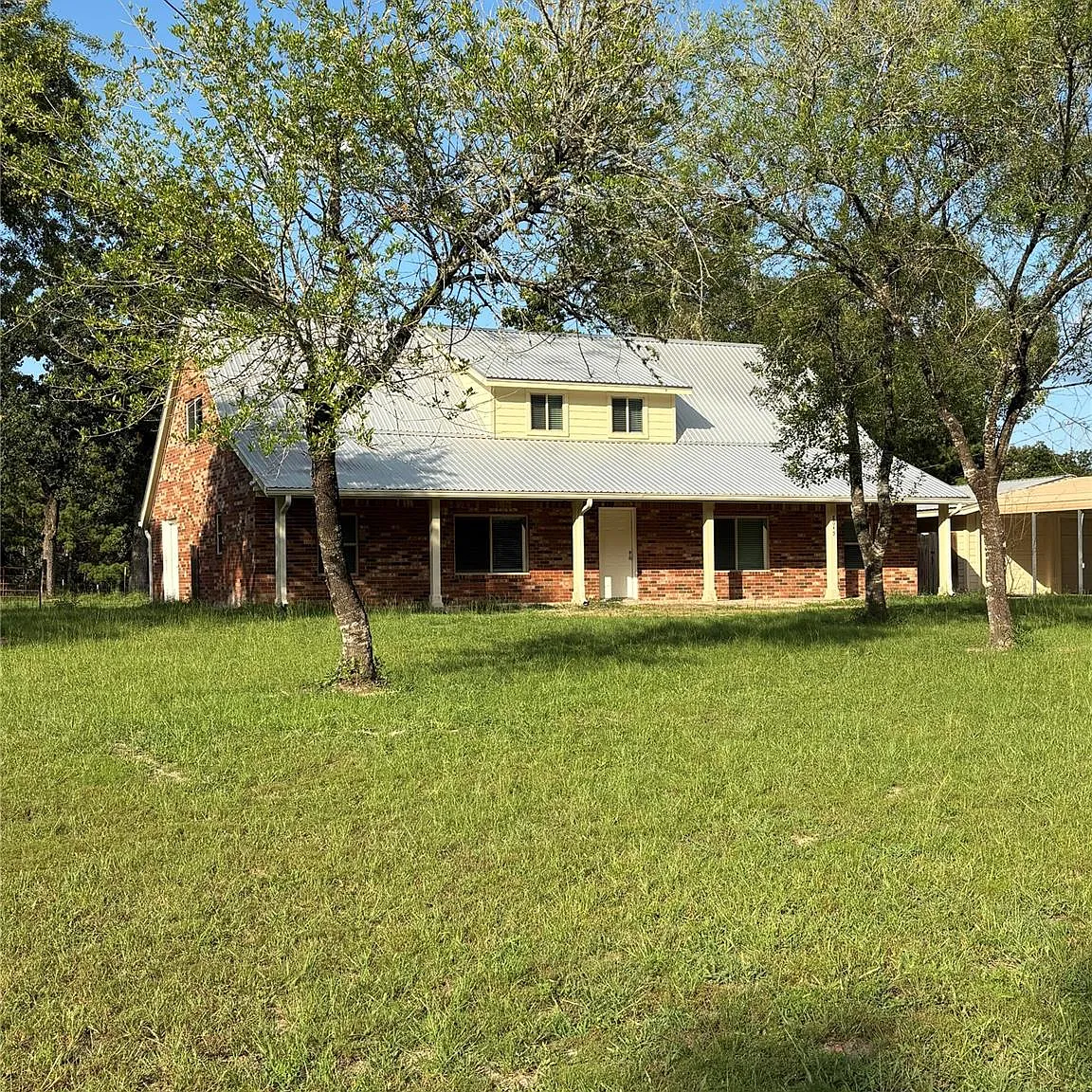5 bed, 2.5 bath, 2576 sqft, $2,450 — Photo 1