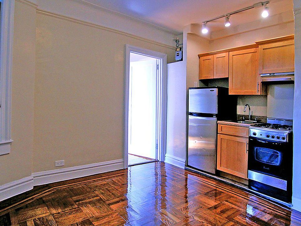 2nd image of 2290 University Ave APT 2E