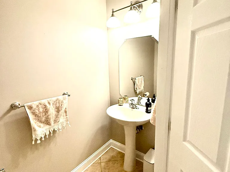910 Abby Rd — Photo 13
