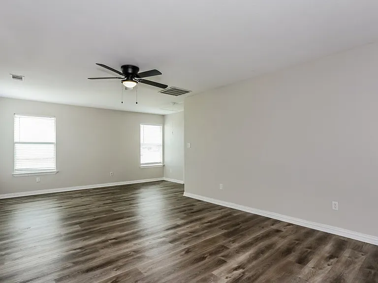2407 Creekwood St — Photo 9