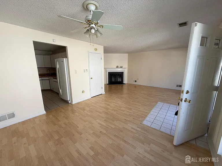 207 Darwin Ln — Photo 4