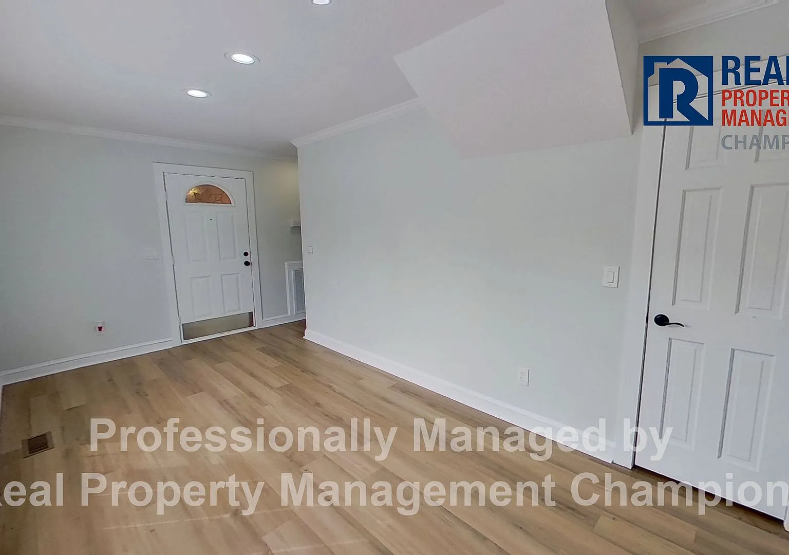 3 BD/2.5 BA Home w/inground pool, screened porch and fenced back yard — Photo 3