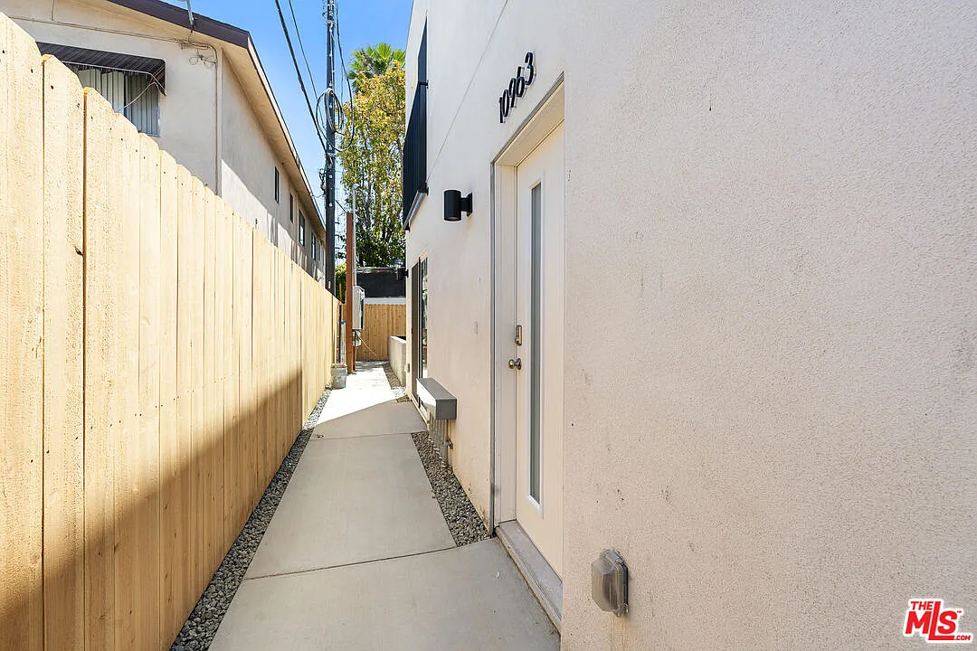 3 bed, 2.0 bath, 976 sqft, $3,195 — Photo 4