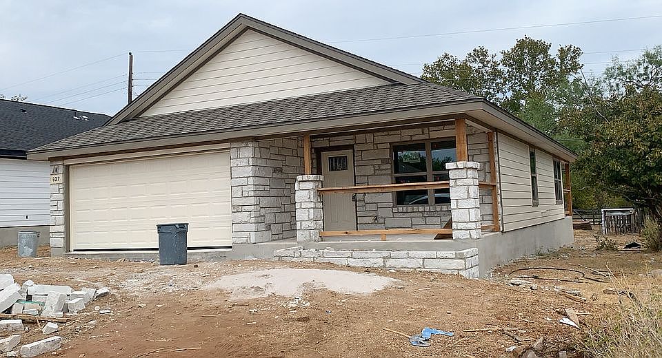 2nd image of 827 Cypress Ln