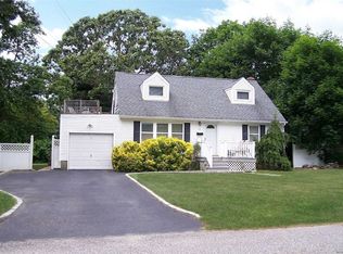 58 Ackerly Ln, Ronkonkoma, NY 11779