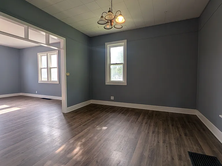 423 E Washington St — Photo 9