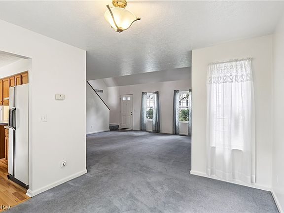 2nd image of 868 W Kensington Ln