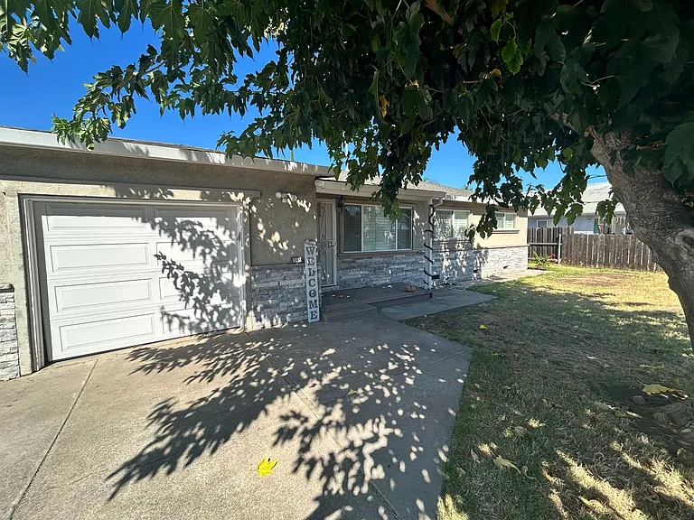 131 S Olive Ave — Photo 1