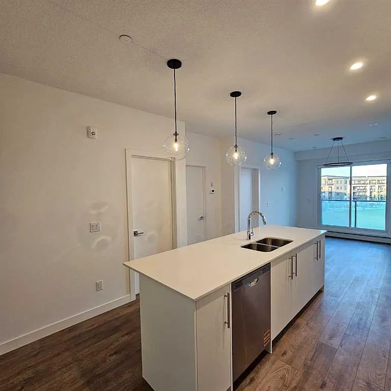 3 bed, 901 sqft, $2,000 — Photo 3