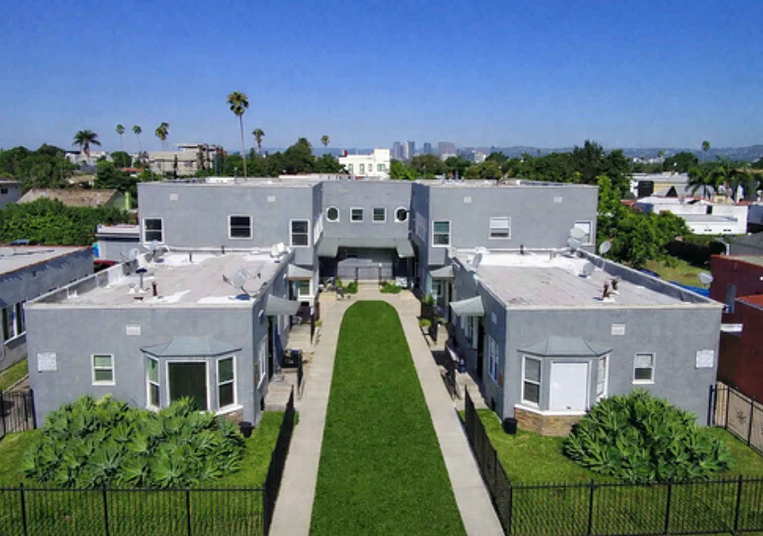 1933 Carmona Ave — Photo 2
