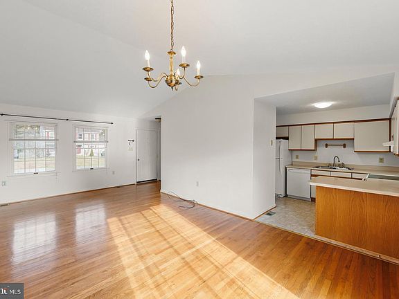 3rd image of 111 Meadowview Ct